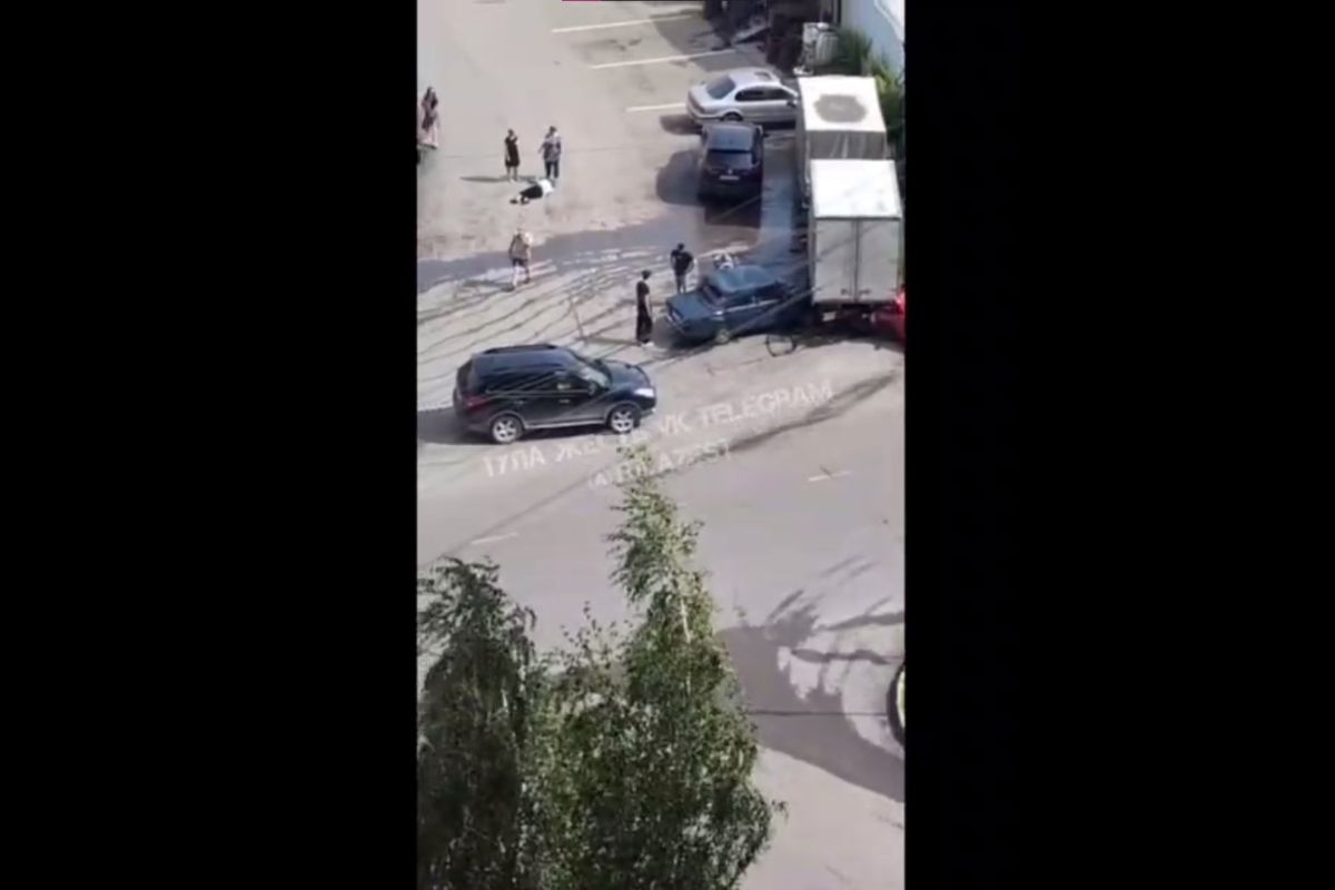 В Туле «Семерка» врезалась в три машины и сбила женщину