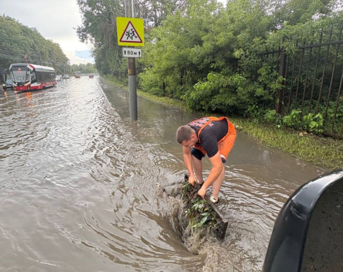 В Туле коммунальщки устраняют локальные подтопления