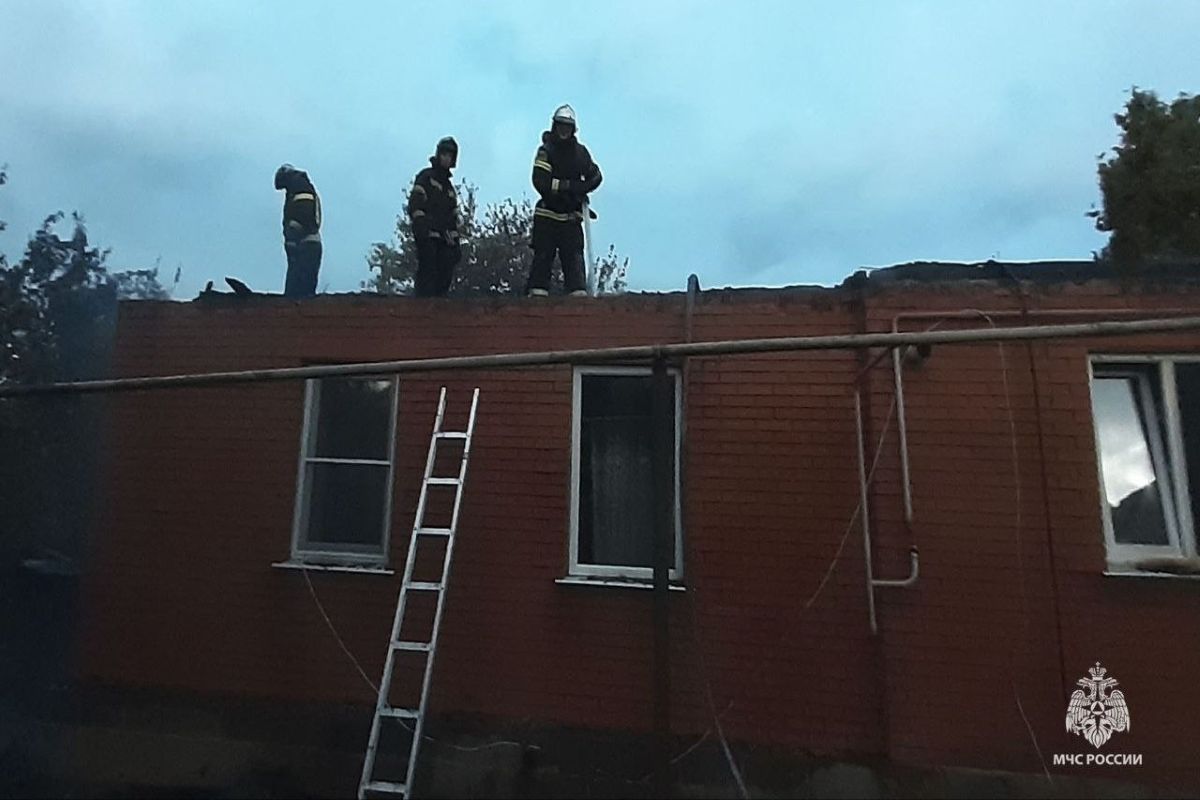 В Тульской области сгорели гараж, микроавтобус и жилой дом В Тульской области сгорели гараж, микроавтобус и жилой дом