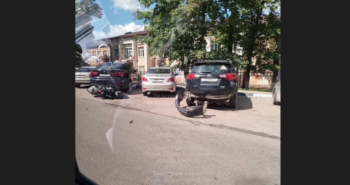 В центре Тулы в ДТП пострадал мотоциклист В центре Тулы в ДТП пострадал мотоциклист