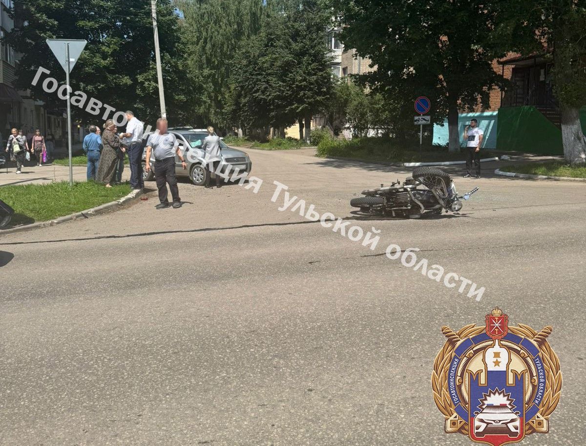 В Тульской области «Форд» столкнулся с «Уралом» В Тульской области «Форд» столкнулся с «Уралом»