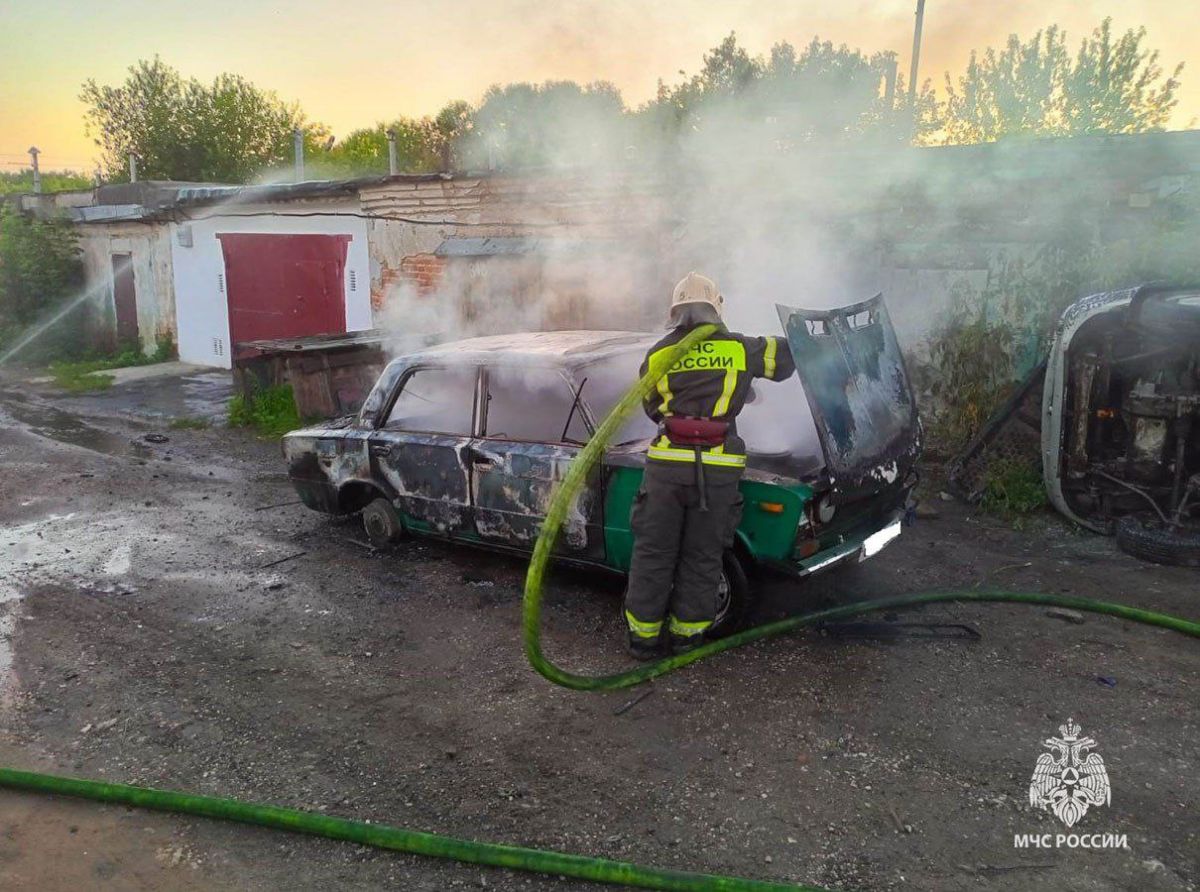 В Тульской области пожарные потушили два авто В Тульской области пожарные потушили два авто