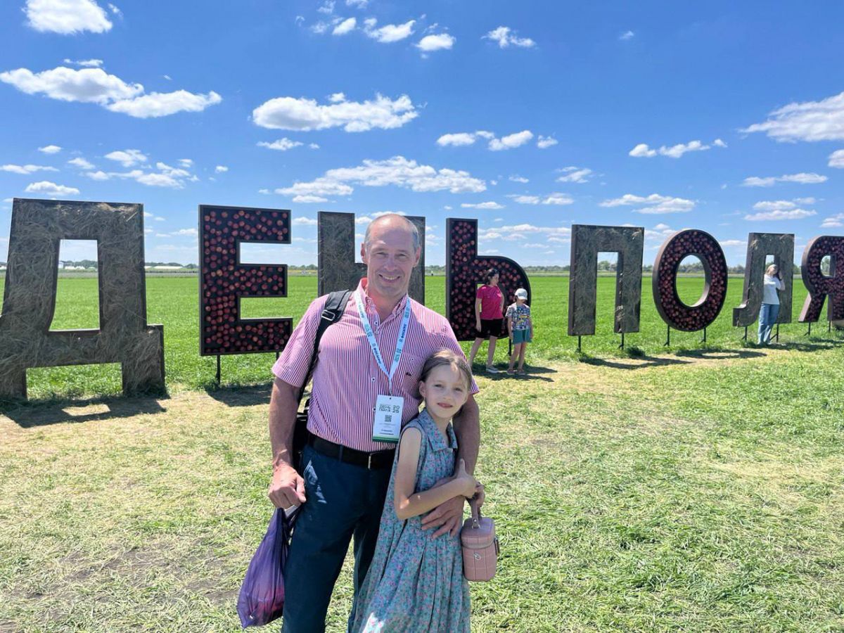 Тульский ветеран СВО получил грант на покупку тракторного прицепа и плуга Тульский ветеран СВО получил грант на покупку тракторного прицепа и плуга