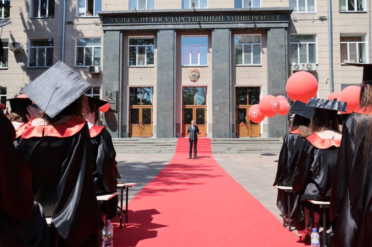 Выпускники двух тульских вузов получили дипломы Выпускники двух тульских вузов получили дипломы