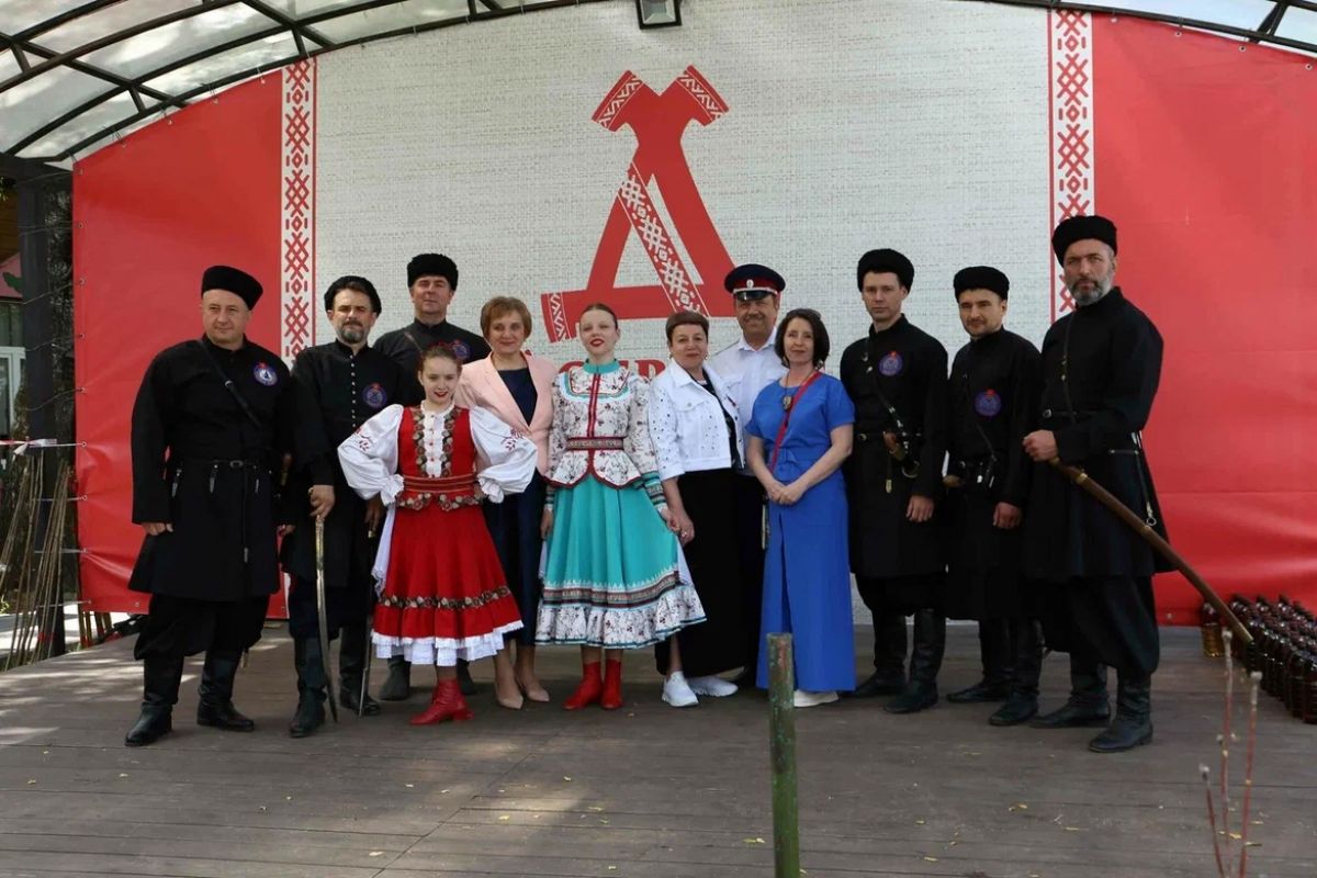 Лучшие казачьи творческие коллективы Тульской области выступили в «Добродее» Лучшие казачьи творческие коллективы Тульской области выступили в «Добродее»