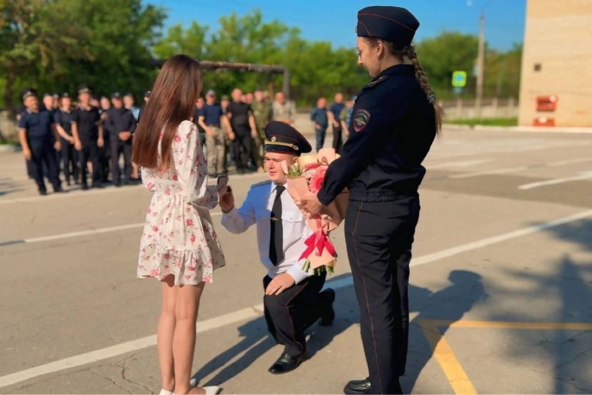 В Туле полицейский сделал предложение девушке на площади Ленина В Туле полицейский сделал предложение девушке на площади Ленина