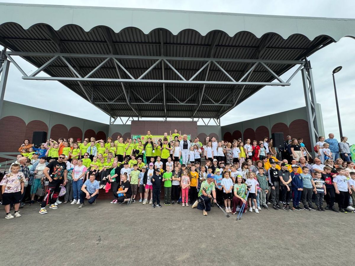 Жители Ефремова прошли полтора километра по Бунинскому парку Жители Ефремова прошли полтора километра по Бунинскому парку