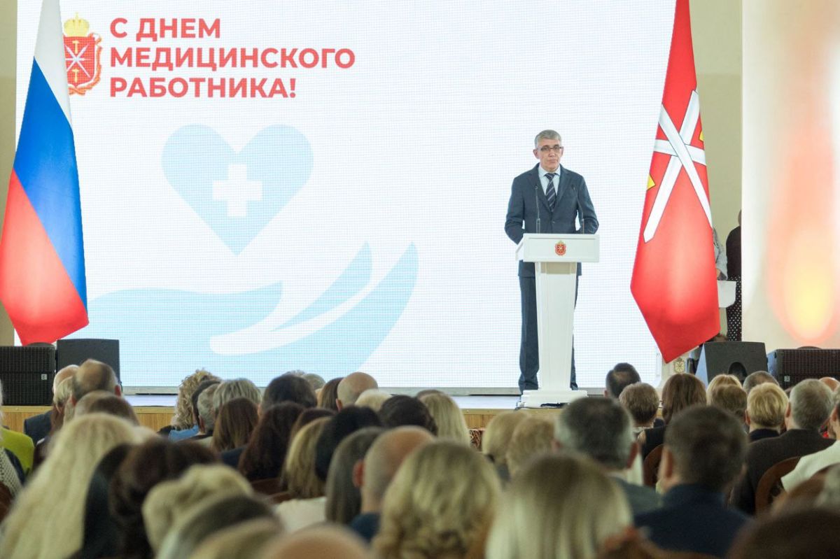 Дмитрий Миляев наградил лучших медиков региона Дмитрий Миляев наградил лучших медиков региона