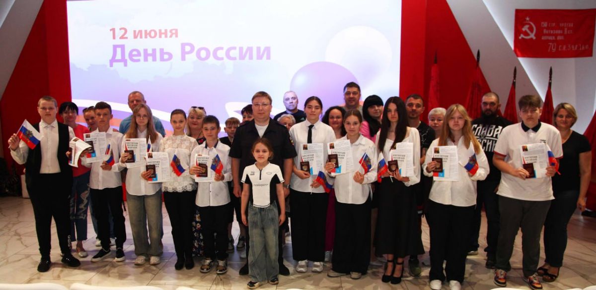 Юные туляки получили паспорта из рук полицейских Юные туляки получили паспорта из рук полицейских