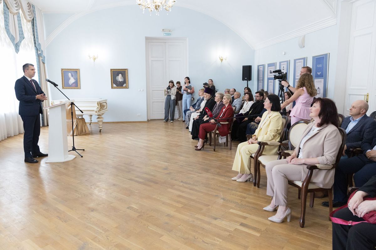 Накануне Дня России награды получили работники культуры и педагоги Тульской области