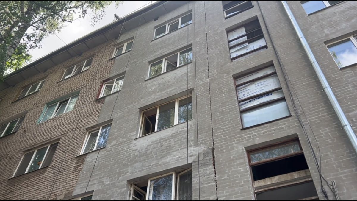 В Туле продолжается ремонт дома, пострадавшего от обломков БПЛА В Туле продолжается ремонт дома, пострадавшего от обломков БПЛА