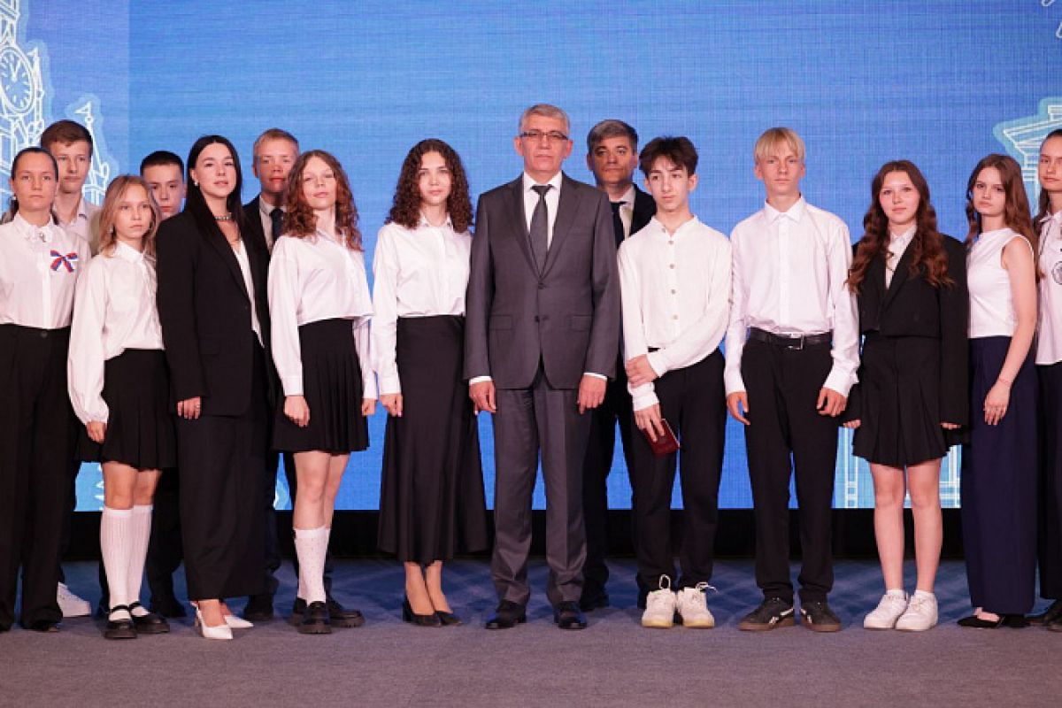 Дмитрий Миляев вручил паспорта тульским школьникам Дмитрий Миляев вручил паспорта тульским школьникам