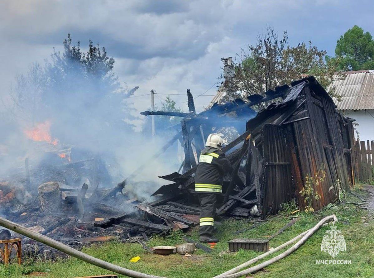 В Щекинском районе горели деревянные сараи и заброшенное здание