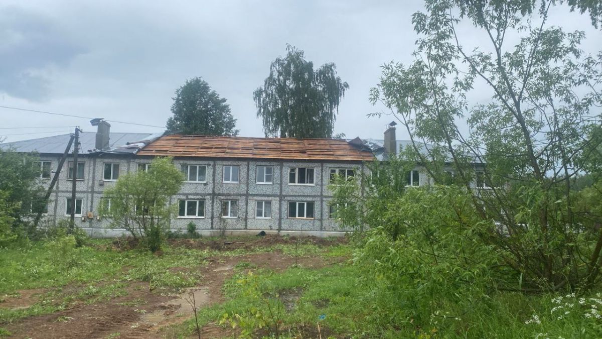 В селе Тульской области ветром сорвало часть крыш в многоквартирном и частном домах В селе Тульской области ветром сорвало часть крыш в многоквартирном и частном домах