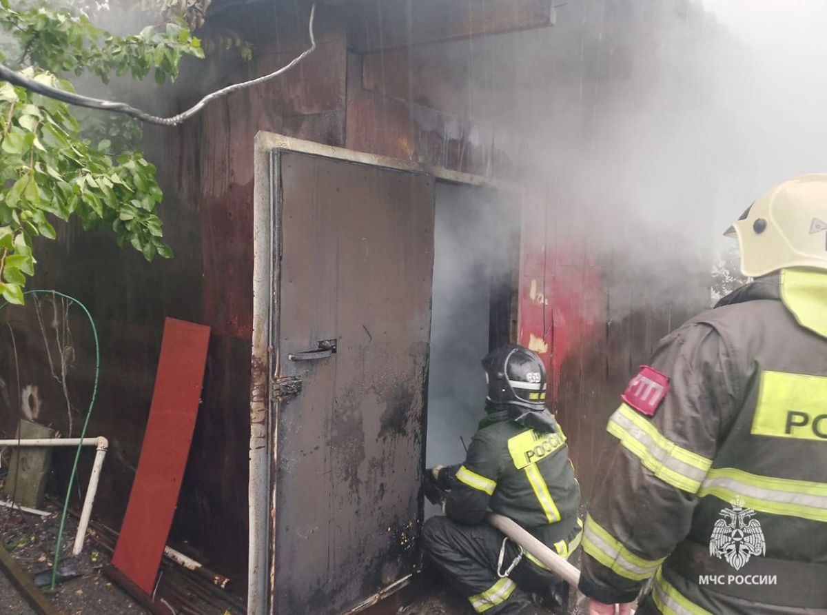 В тульской деревне Прудное загорелась баня В тульской деревне Прудное загорелась баня