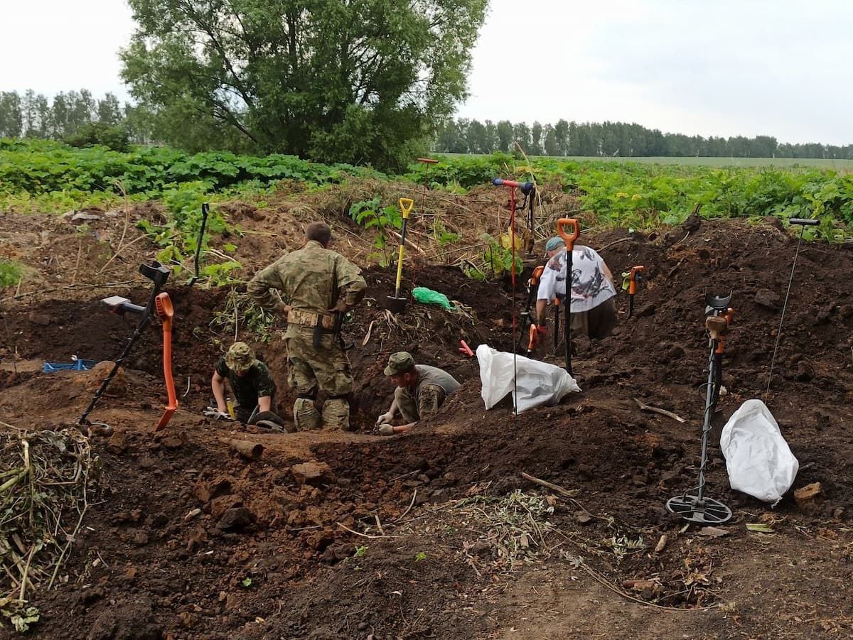 Под Новомосковском поисковики приступили к эксгумации останков погибших в 1941 году красноармейцев Под Новомосковском поисковики приступили к эксгумации останков погибших в 1941 году красноармейцев