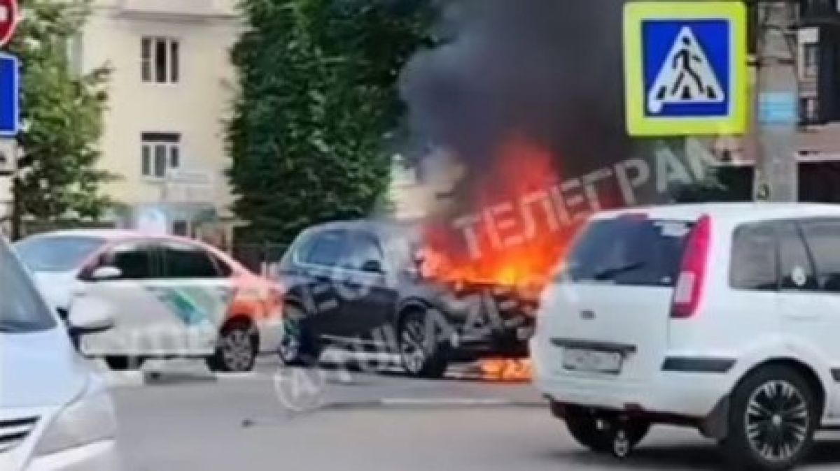 В Туле возле Белоусовского горел легковой автомобиль В Туле возле Белоусовского горел легковой автомобиль
