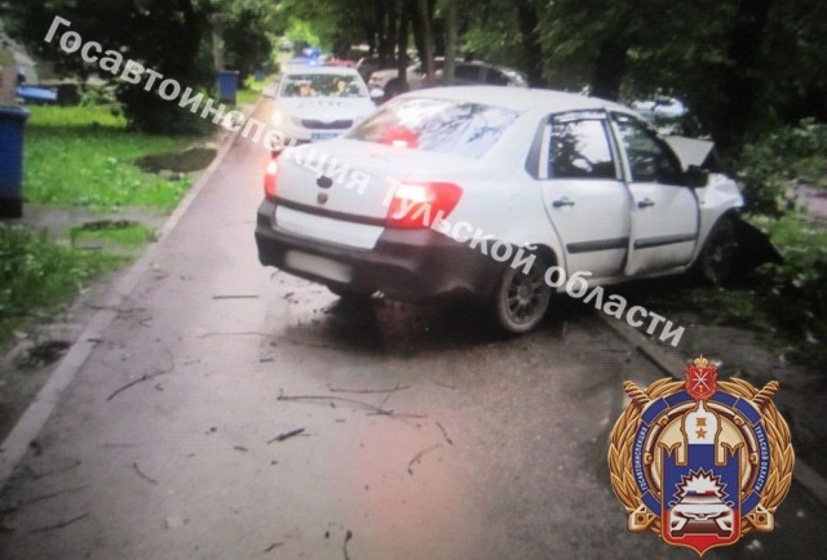 В Туле четверо пассажиров машины «Датсун» пострадали от столкновения с деревом В Туле четверо пассажиров машины «Датсун» пострадали от столкновения с деревом