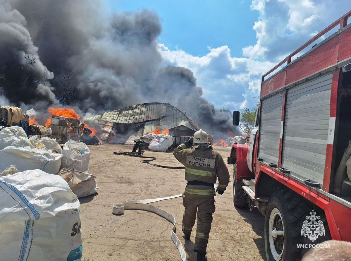 В Тульской области загорелся ангар В Тульской области загорелся ангар