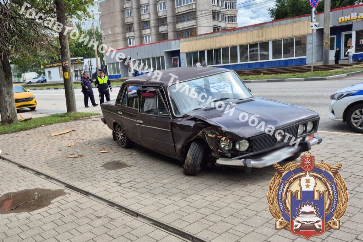 В Туле водитель «шестерки» получил травмы в столкновении с легковушкой В Туле водитель «шестерки» получил травмы в столкновении с легковушкой