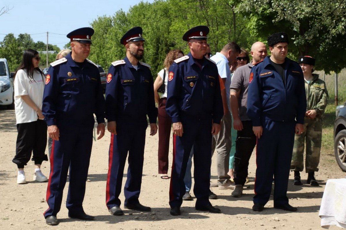 Представители Ефремовского хуторского казачьего общества передали в зону СВО автомобиль Представители Ефремовского хуторского казачьего общества передали в зону СВО автомобиль
