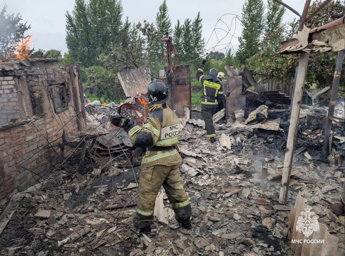 В Узловском районе Тульской области загорелся гараж с двумя авто В Узловском районе Тульской области загорелся гараж с двумя авто