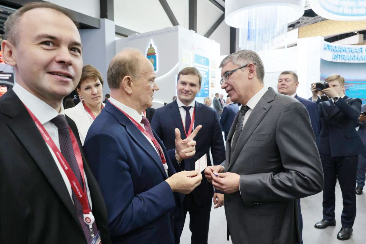 Геннадий Зюганов ознакомился со стендом Тульской области на ПМЭФ-2025