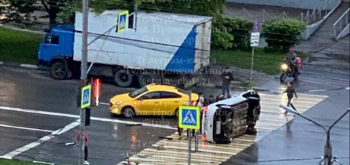 В Туле мужчина проехал на красный сигнал светофора и столкнулся с тремя автомобилями В Туле мужчина проехал на красный сигнал светофора и столкнулся с тремя автомобилями