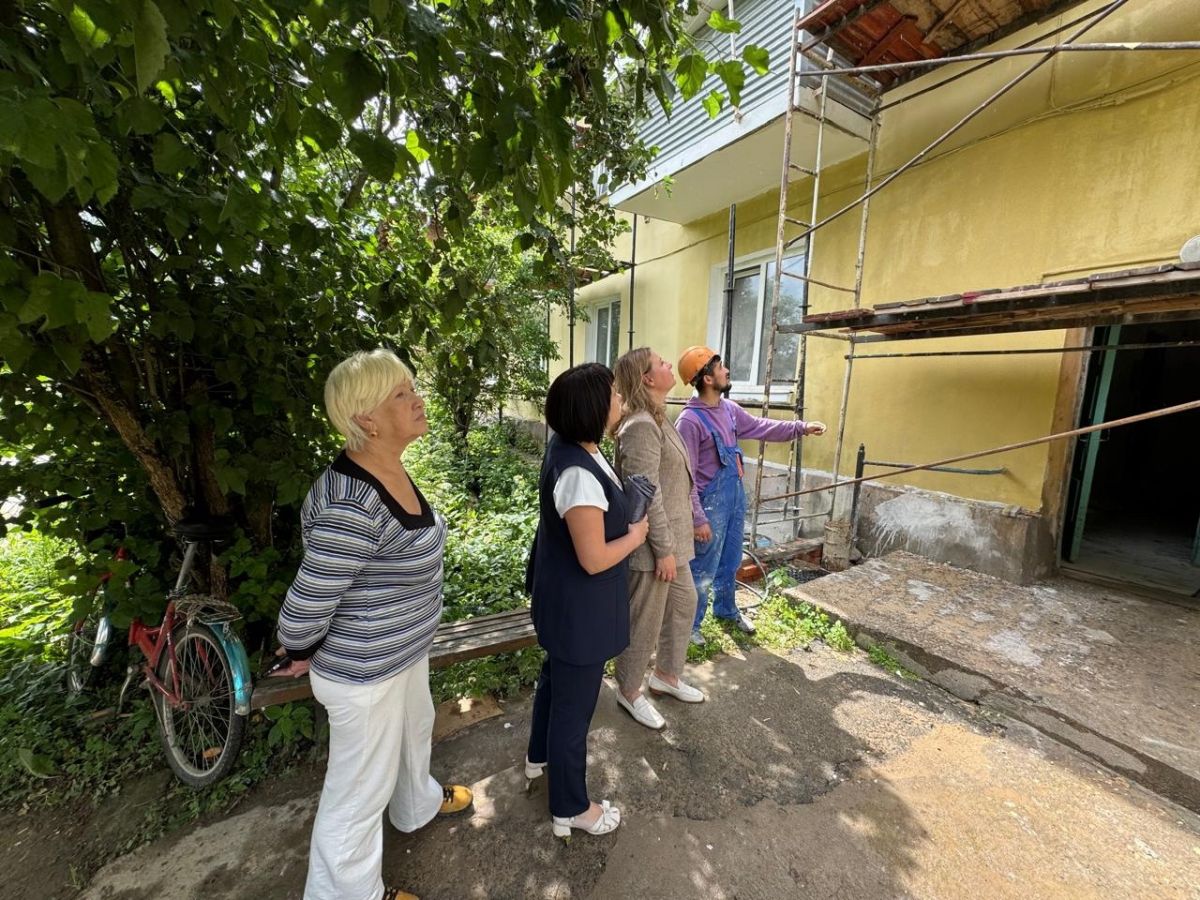 В Алексине ремонтируют фасад дома на улице Молодежной В Алексине ремонтируют фасад дома на улице Молодежной