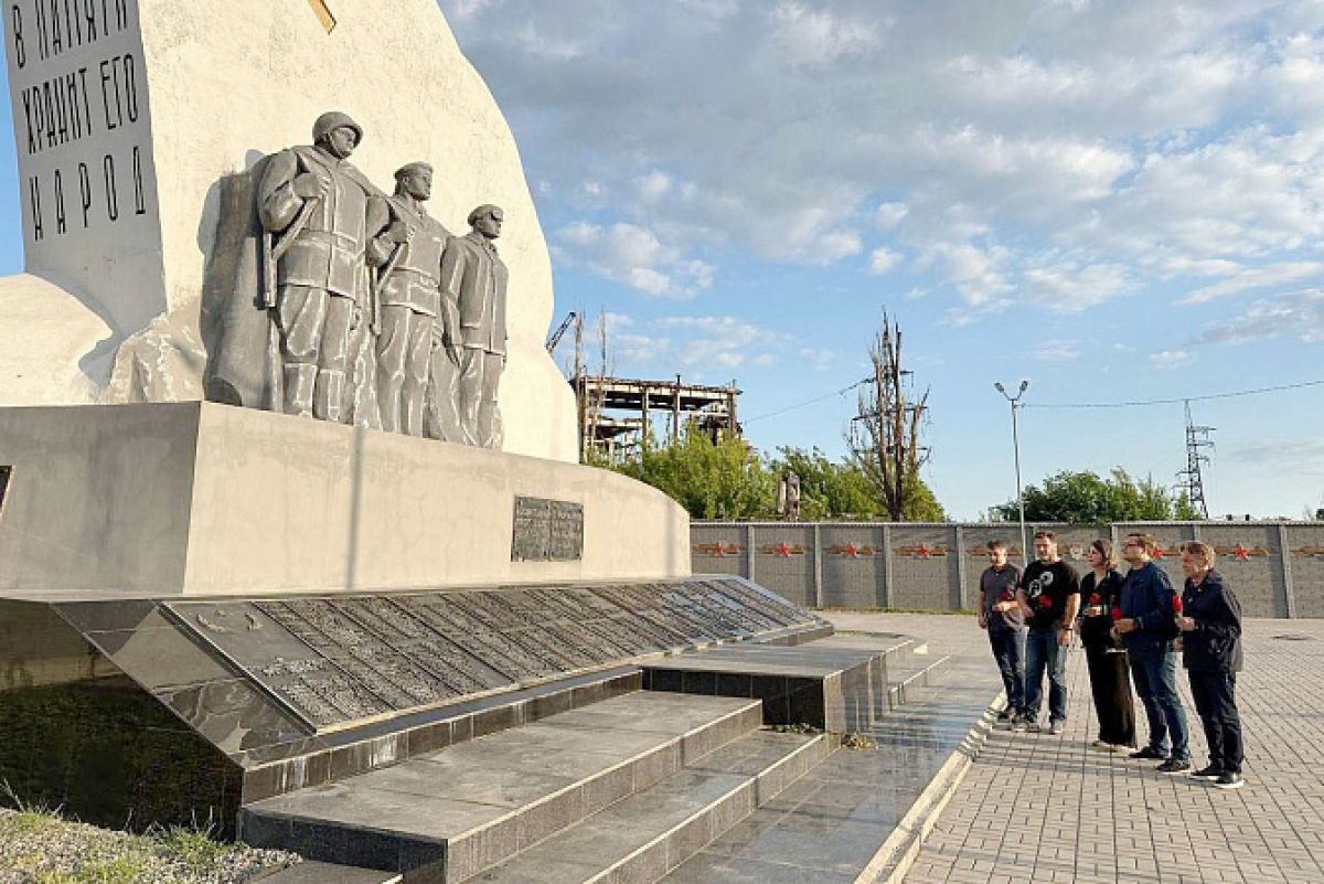 Делегация Тульской области возложила цветы к подножию памятника азовстальцам Делегация Тульской области возложила цветы к подножию памятника азовстальцам