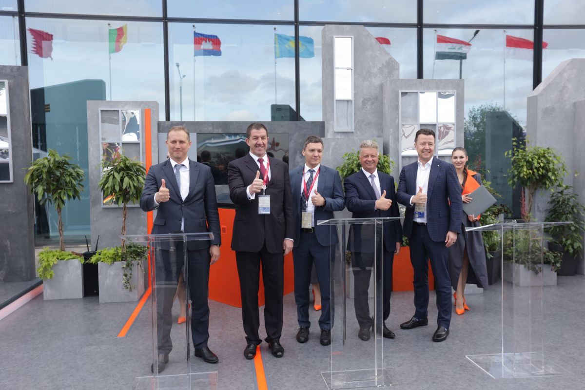 Умный транспорт поедет на «Авроре»: «Сбер», «Ростелеком» и «АВТОВАЗ» договорились о партнерстве Умный транспорт поедет на «Авроре»: «Сбер», «Ростелеком» и «АВТОВАЗ» договорились о партнерстве