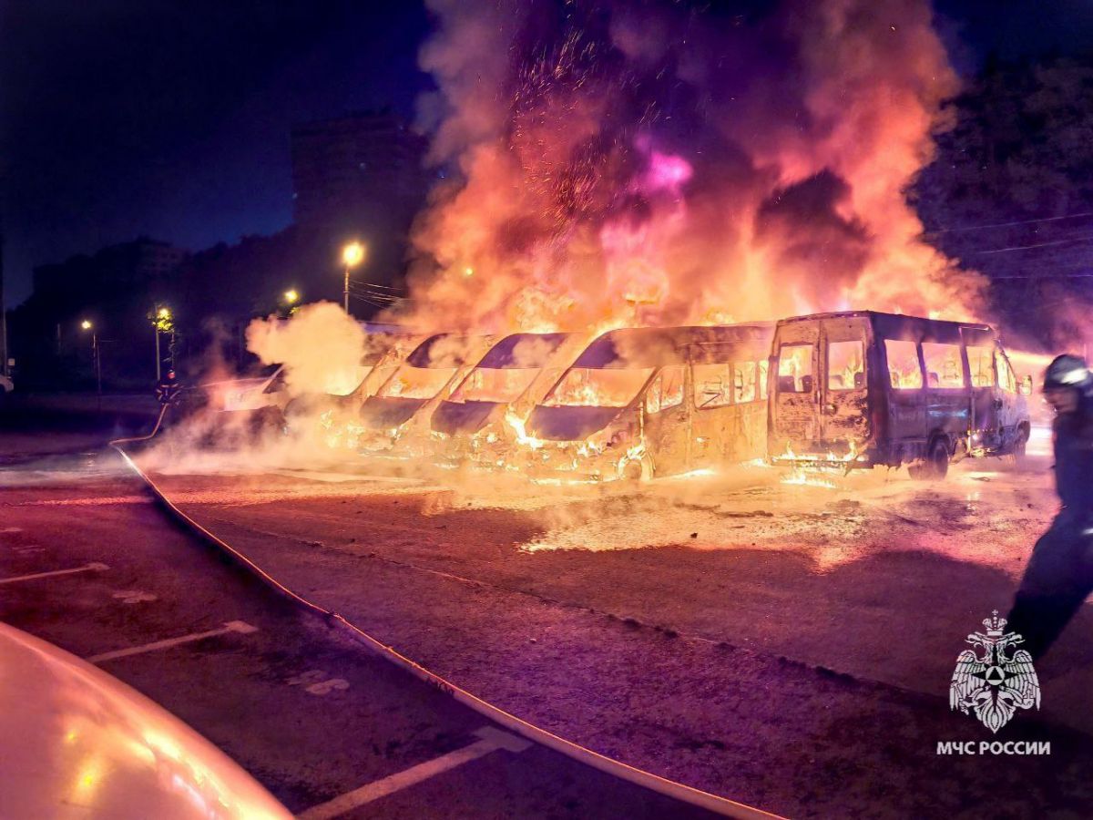 В Туле ночью загорелась парковка с газелями В Туле ночью загорелась парковка с газелями