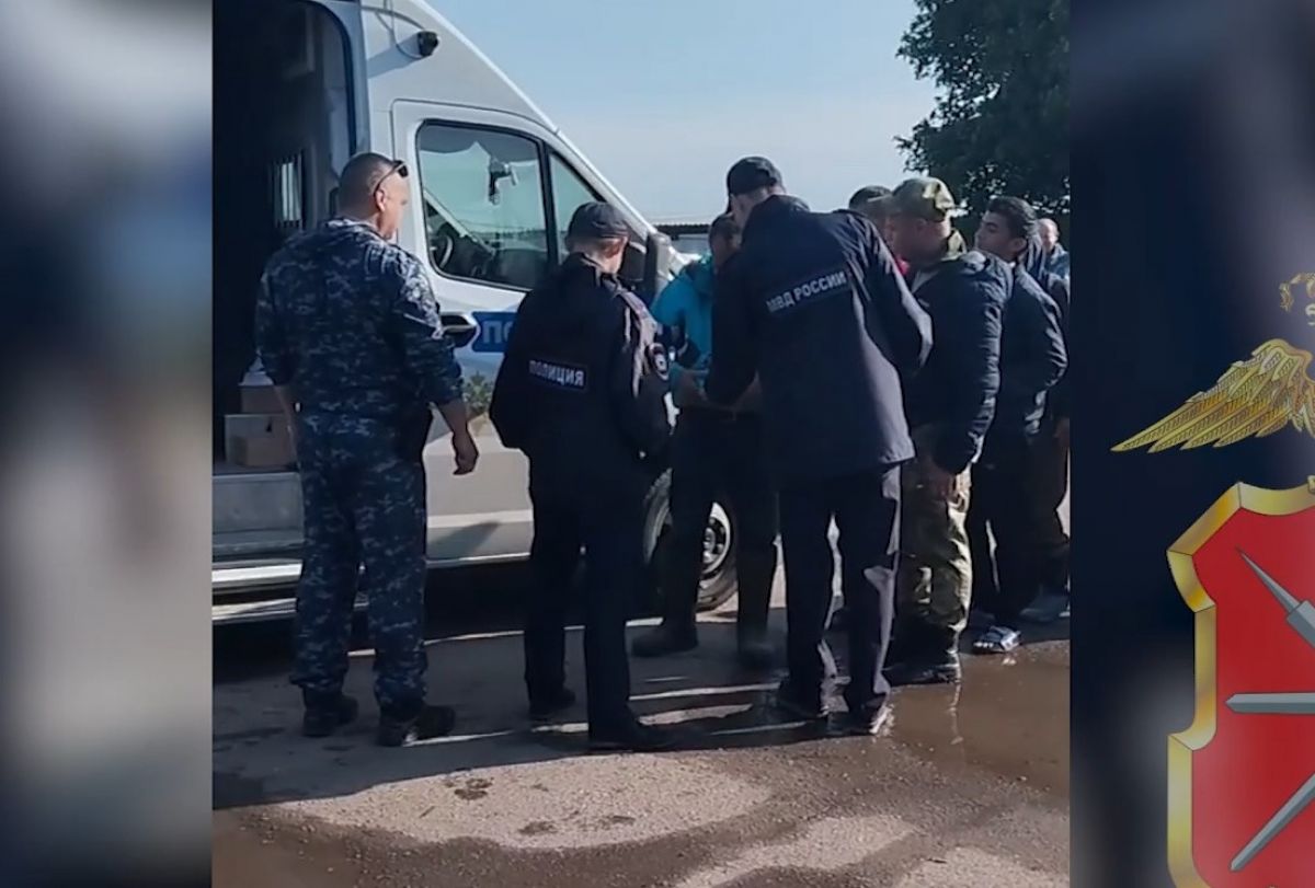Тульские правоохранители проверили легитимность мигрантов в Куркинском районе Тульские правоохранители проверили легитимность мигрантов в Куркинском районе