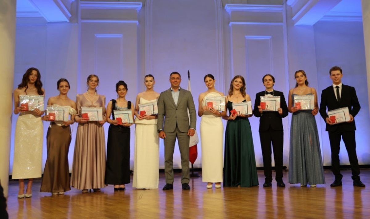 Торжественный выпускной в гимназии №11: вчерашние школьники – завтрашние звёзды Тулы Торжественный выпускной в гимназии №11: вчерашние школьники – завтрашние звёзды Тулы