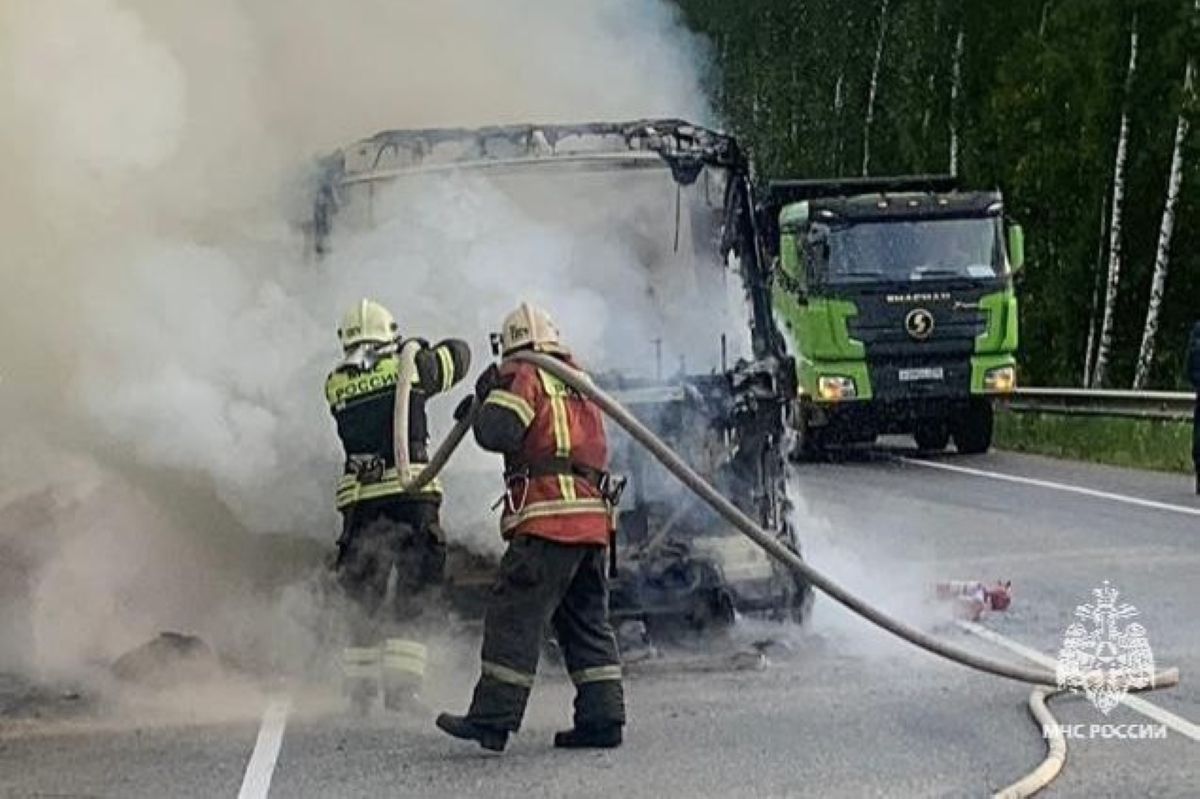 В Тульской области продолжают гореть машины В Тульской области продолжают гореть машины