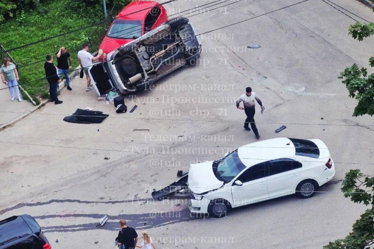 В Туле перевернулась «Лада» В Туле перевернулась «Лада»