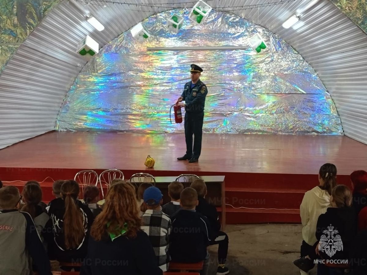 Отдыхающие в тульских оздоровительных лагерях дети смогли примерить одежду пожарного Отдыхающие в тульских оздоровительных лагерях дети смогли примерить одежду пожарного