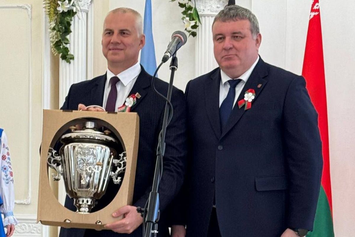 Илья Беспалов подарил Могилеву тульский самовар Илья Беспалов подарил Могилеву тульский самовар