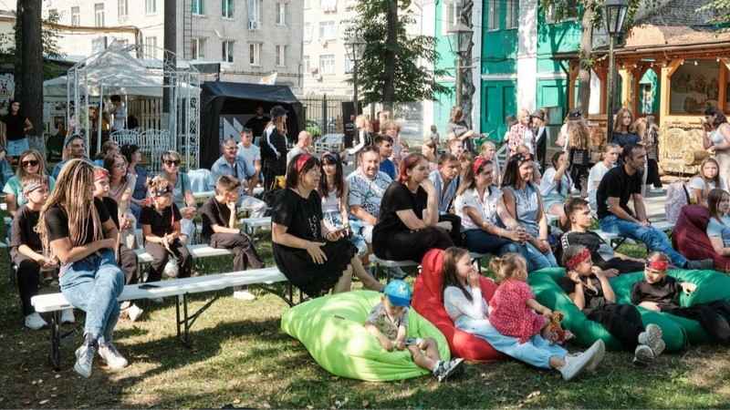 «Летняя «Девятка» приглашает на фестиваль современного искусства «Летняя «Девятка» приглашает на фестиваль современного искусства