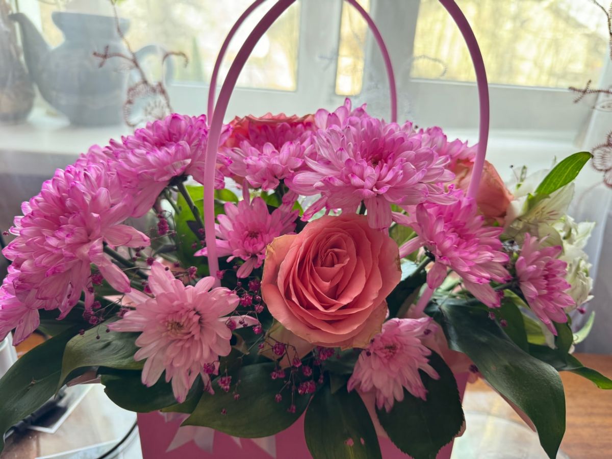 В Тульской области женщина украла из магазина букет цветов В Тульской области женщина украла из магазина букет цветов