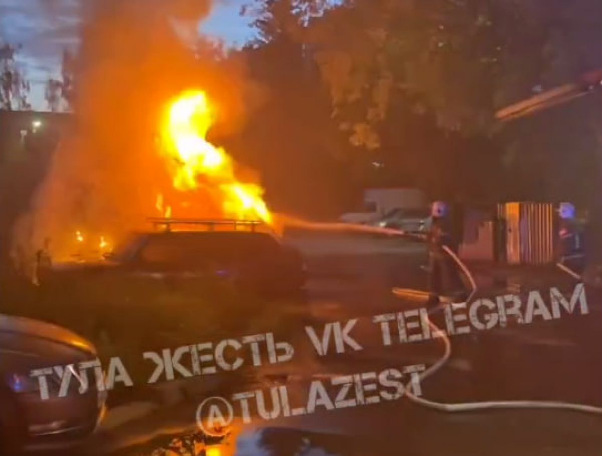 В Туле на улице Морозова загорелись Газель и ВАЗ В Туле на улице Морозова загорелись Газель и ВАЗ