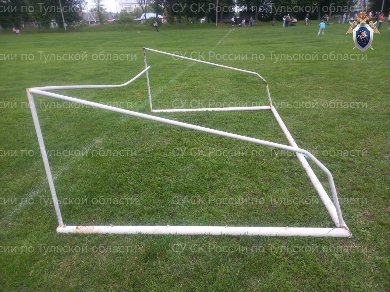 В Тульской области на 10-летнюю девочку упали футбольные ворота В Тульской области на 10-летнюю девочку упали футбольные ворота