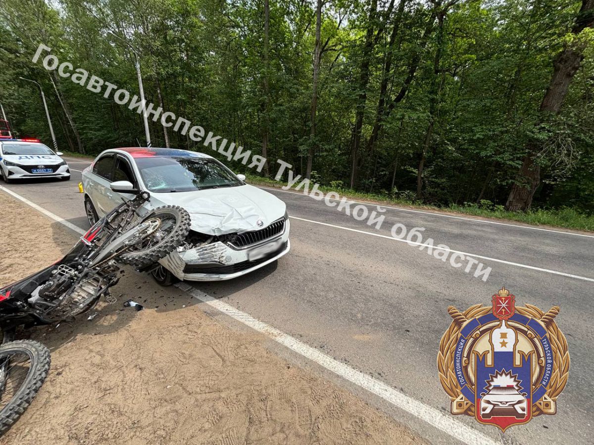 В Тульской области мотоциклист выехал на встречную полосу и врезался в «Шкоду» В Тульской области мотоциклист выехал на встречную полосу и врезался в «Шкоду»