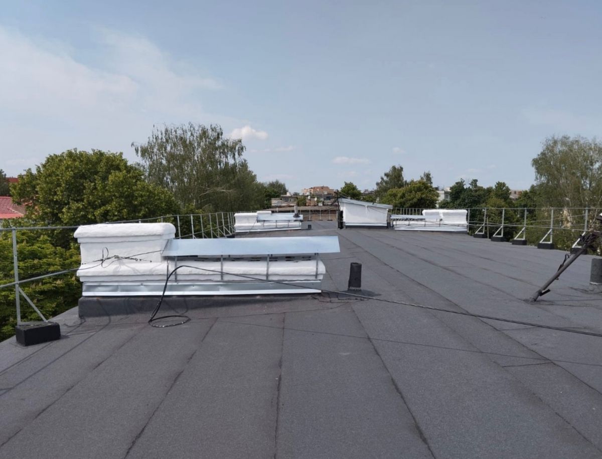 В Новомосковске отремонтировали кровлю четырехэтажного дома В Новомосковске отремонтировали кровлю четырехэтажного дома