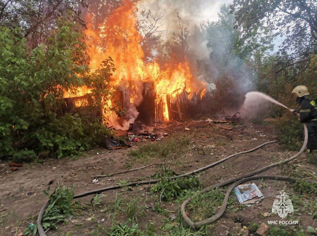 В Тульской области огнеборцы потушили пожары в жилом доме и заброшке В Тульской области огнеборцы потушили пожары в жилом доме и заброшке