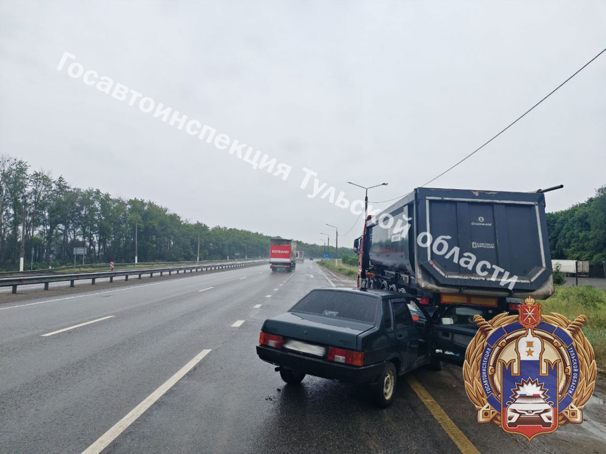 В Тульской области водитель «ВАЗа» врезался в стоящий автопоезд В Тульской области водитель «ВАЗа» врезался в стоящий автопоезд