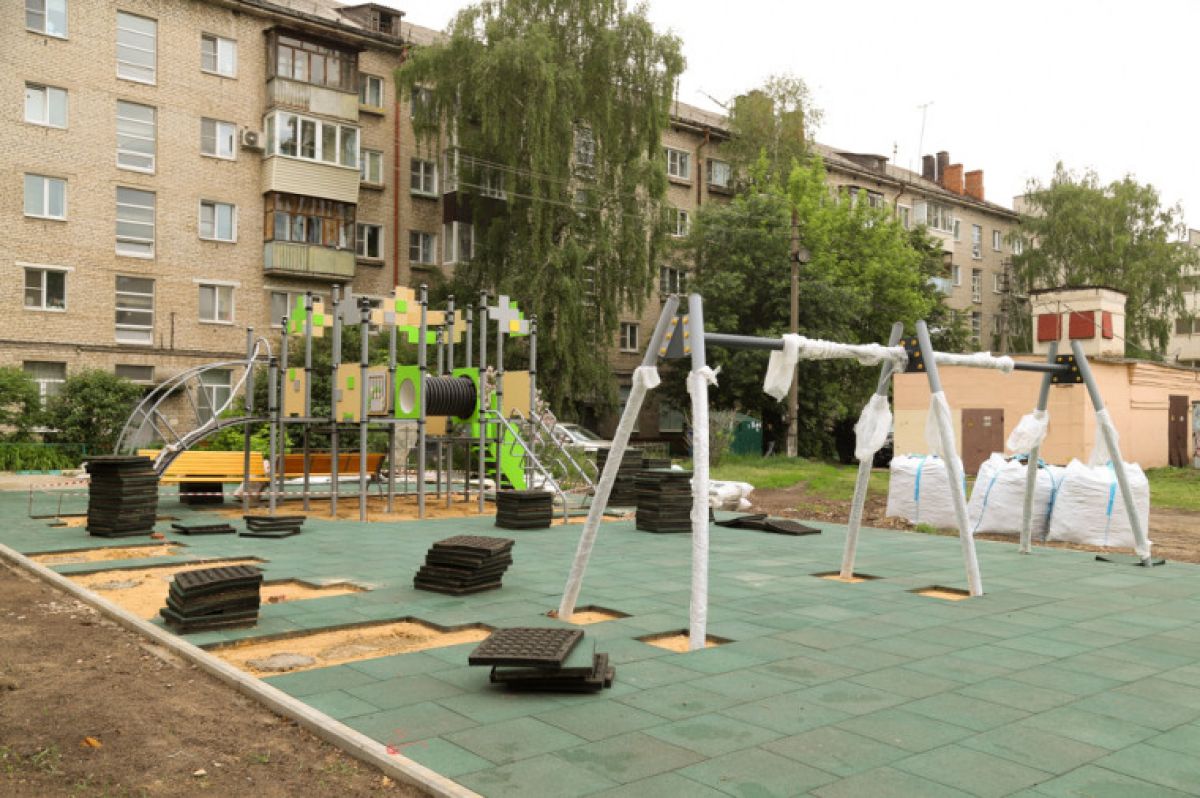 В Туле на улице Староникитской монтируют детскую площадку В Туле на улице Староникитской монтируют детскую площадку