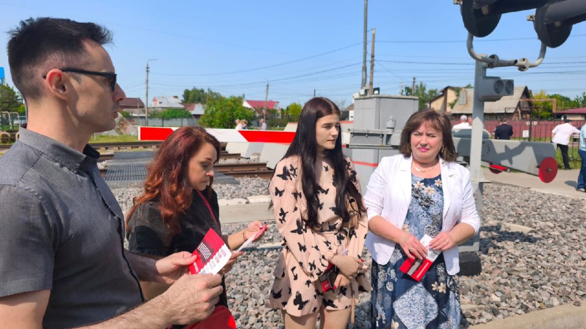 На переездах МЖД в Тульской области работники магистрали напомнили водителям о правилах пересечения железнодорожных путей На переездах МЖД в Тульской области работники магистрали напомнили водителям о правилах пересечения железнодорожных путей