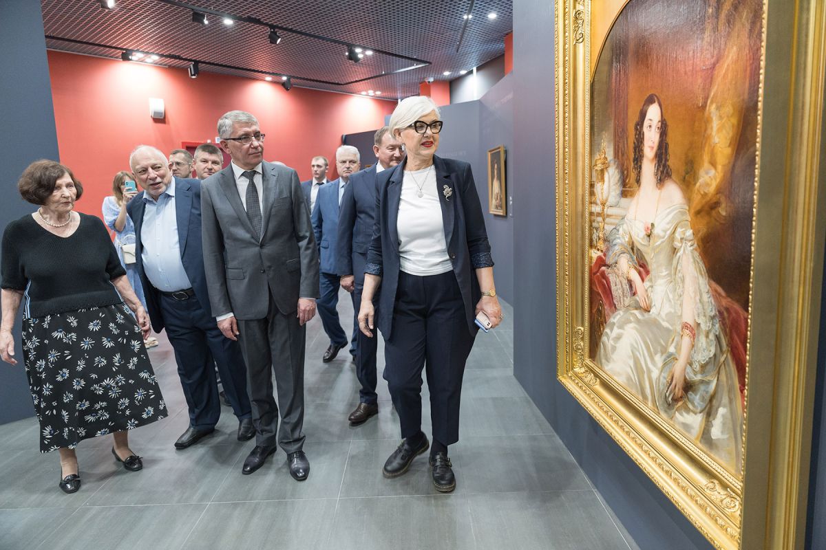 Дмитрий Миляев открыл в Туле выставку, посвященную женщине Дмитрий Миляев открыл в Туле выставку, посвященную женщине