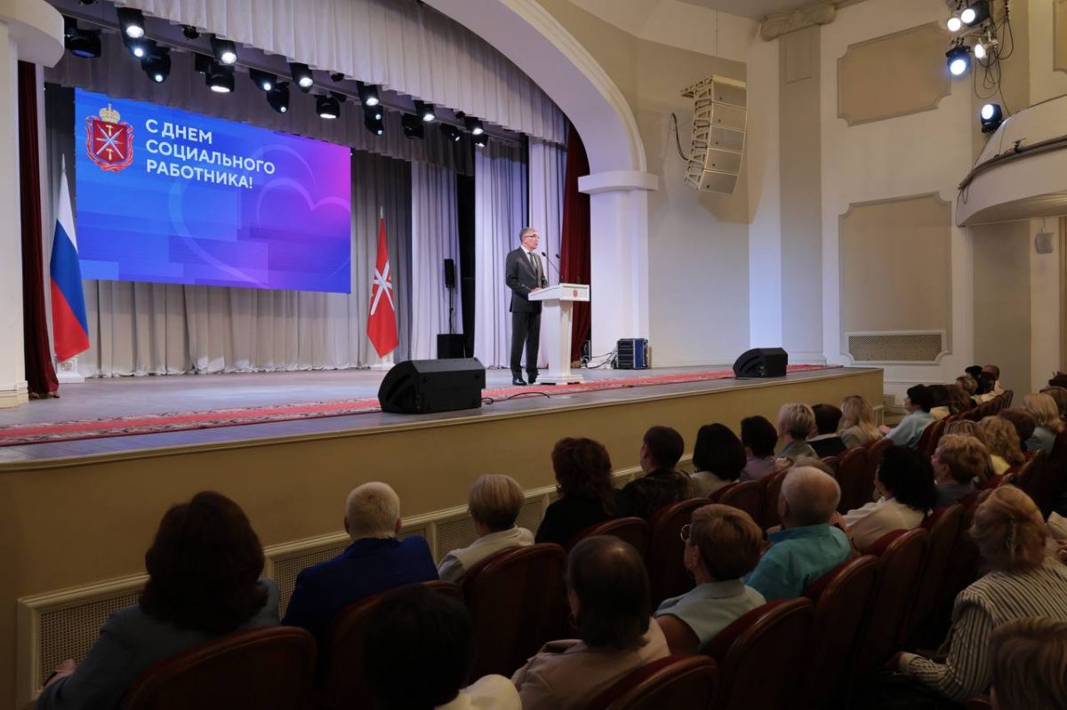 Губернатор Тульской области наградил отличившихся социальных работников Губернатор Тульской области наградил отличившихся социальных работников